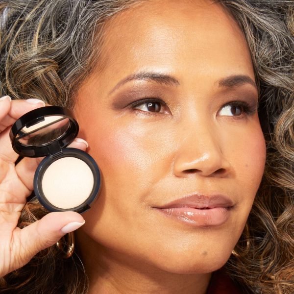 Baked Natural Glow Highlighter - Image 8